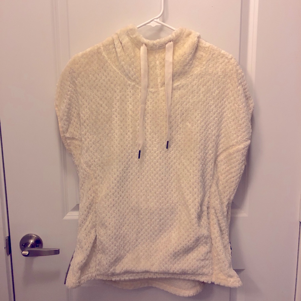 Short sleeved velvety hoodie